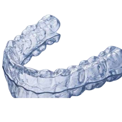 Semplice installazione di un trattamento ortodontico fisso invisibile per la ricerca dentale